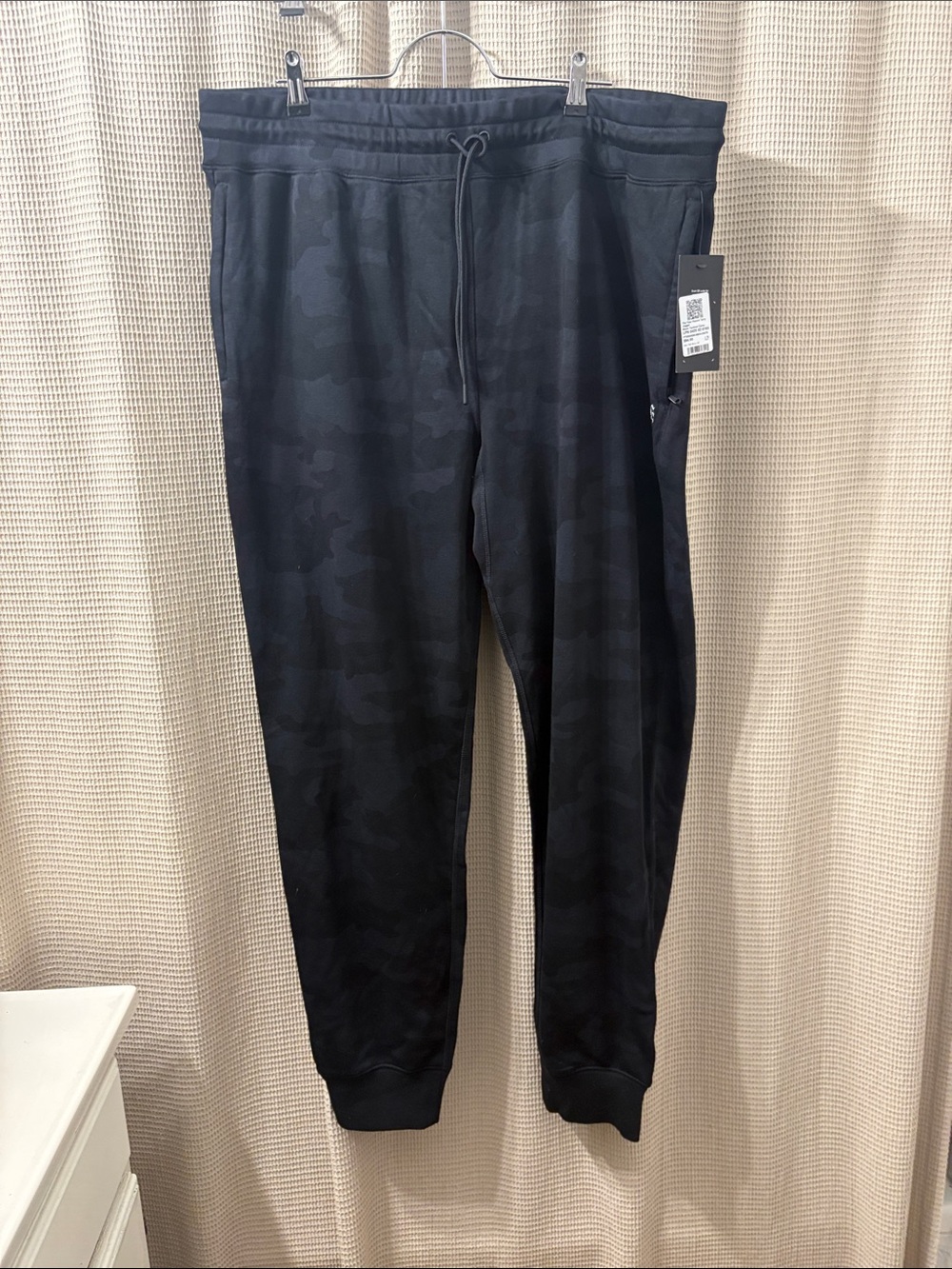Fabletics Men's Black Camo Jogger Pants - Unknown Brand